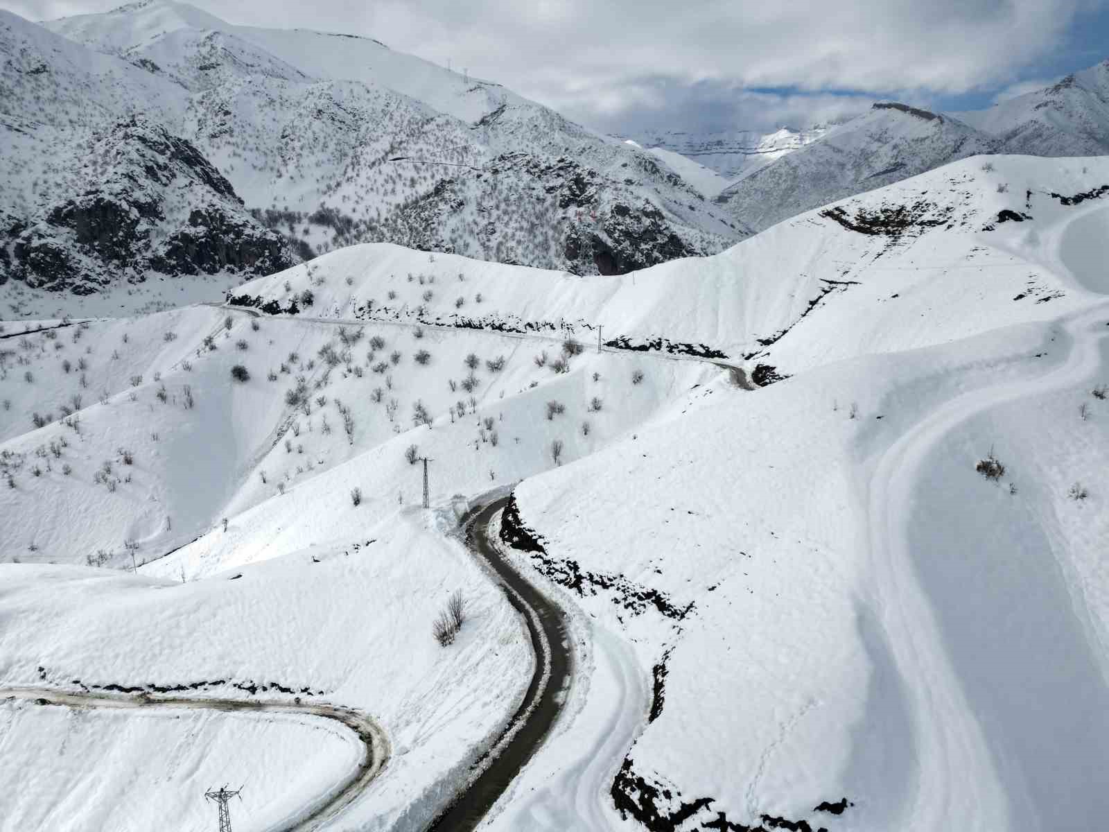 Kato Dağı beyaz gelinliğini giydi, ortaya seyrine doyumsuz manzaralar çıktı

