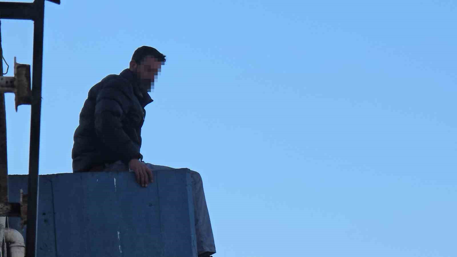 Kavalı alınan sokak sanatçısı çatıya çıktı
