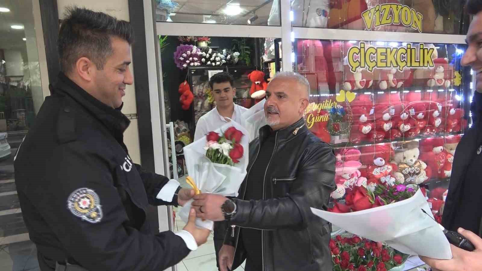 Kavga diye geldiler, çiçeklerle karşılandılar
Kavga diye geldiler, çiçeklerle karşılandılar