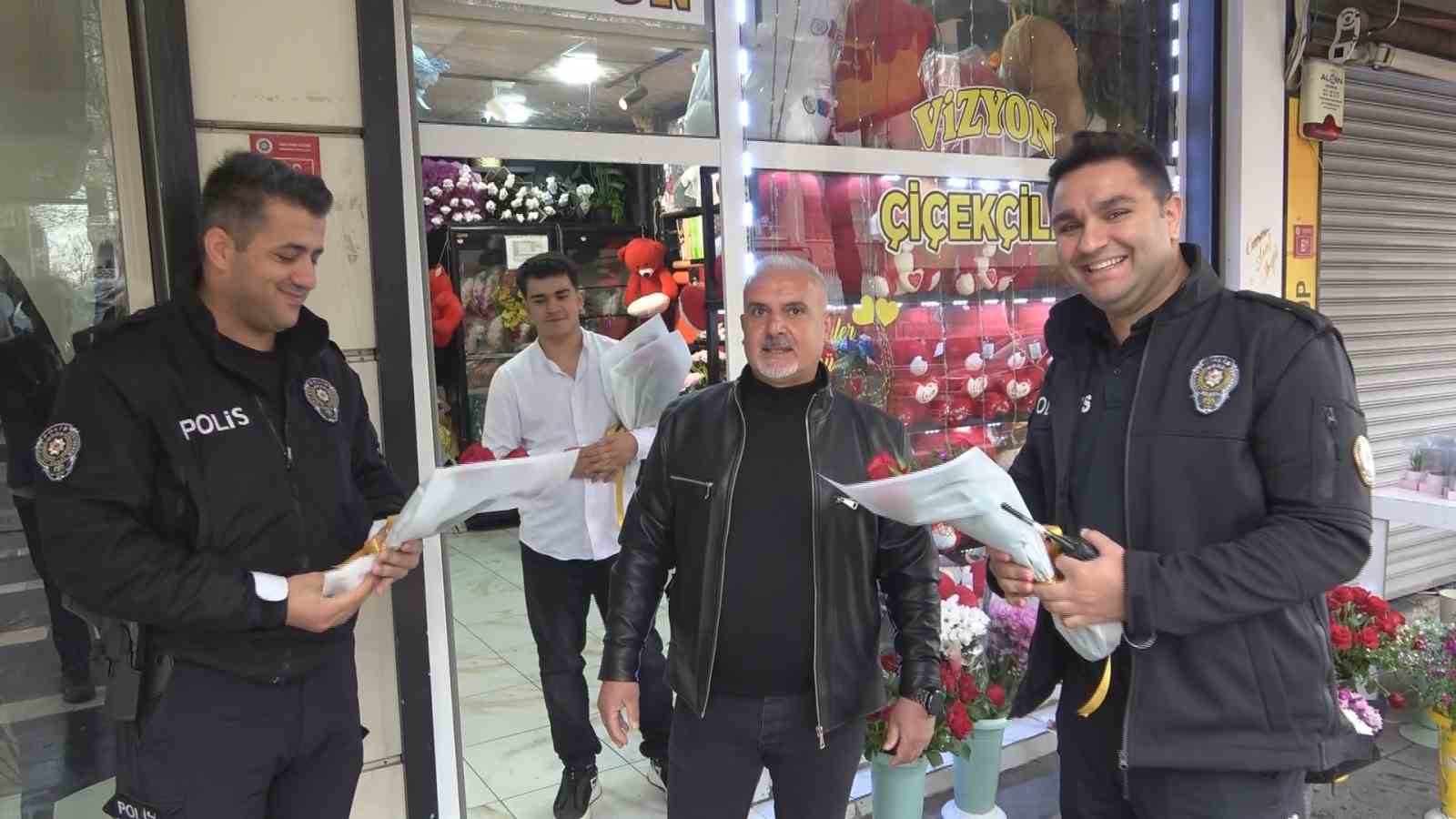 Kavga diye geldiler, çiçeklerle karşılandılar
Kavga diye geldiler, çiçeklerle karşılandılar