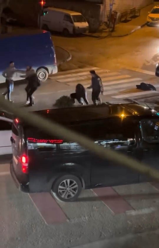 Kavga esnasında yola savrulan çocuk yürekleri ağza getirdi
