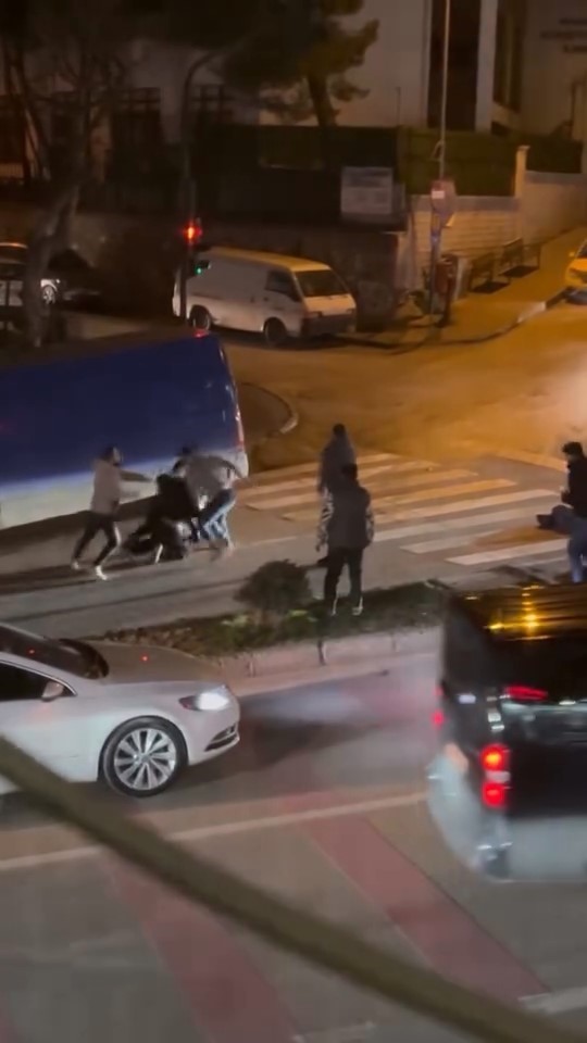 Kavga esnasında yola savrulan çocuk yürekleri ağza getirdi
