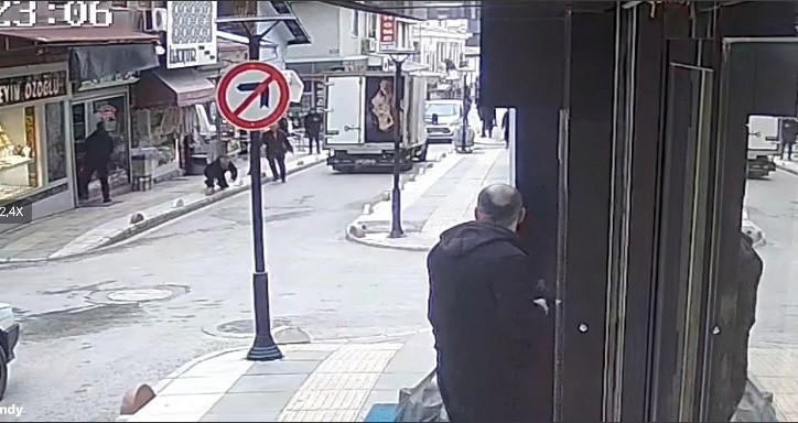 Kavga ettiği kişiye kurşun yağdırdı: O anlar kameraya yansıdı
