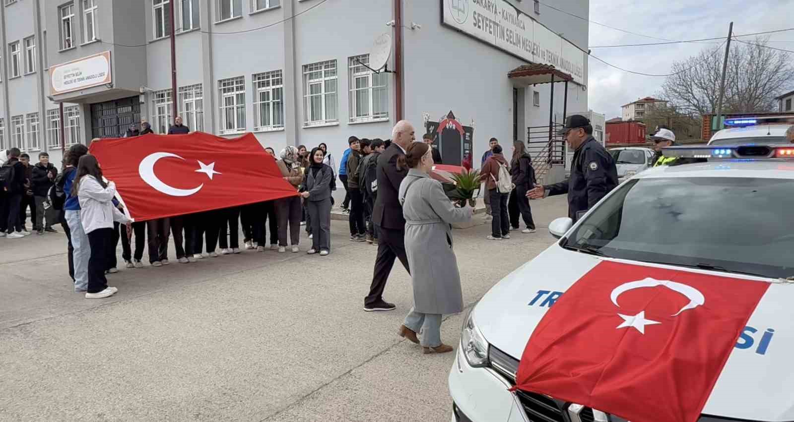 Kavga ihbarı üzerine geldiler, alkışlarla karşılandılar
