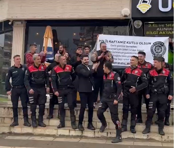 Kavga ihbarına gelen polisleri pankart ve pasta ile karşıladılar
