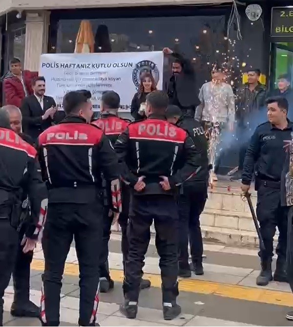Kavga ihbarına gelen polisleri pankart ve pasta ile karşıladılar
