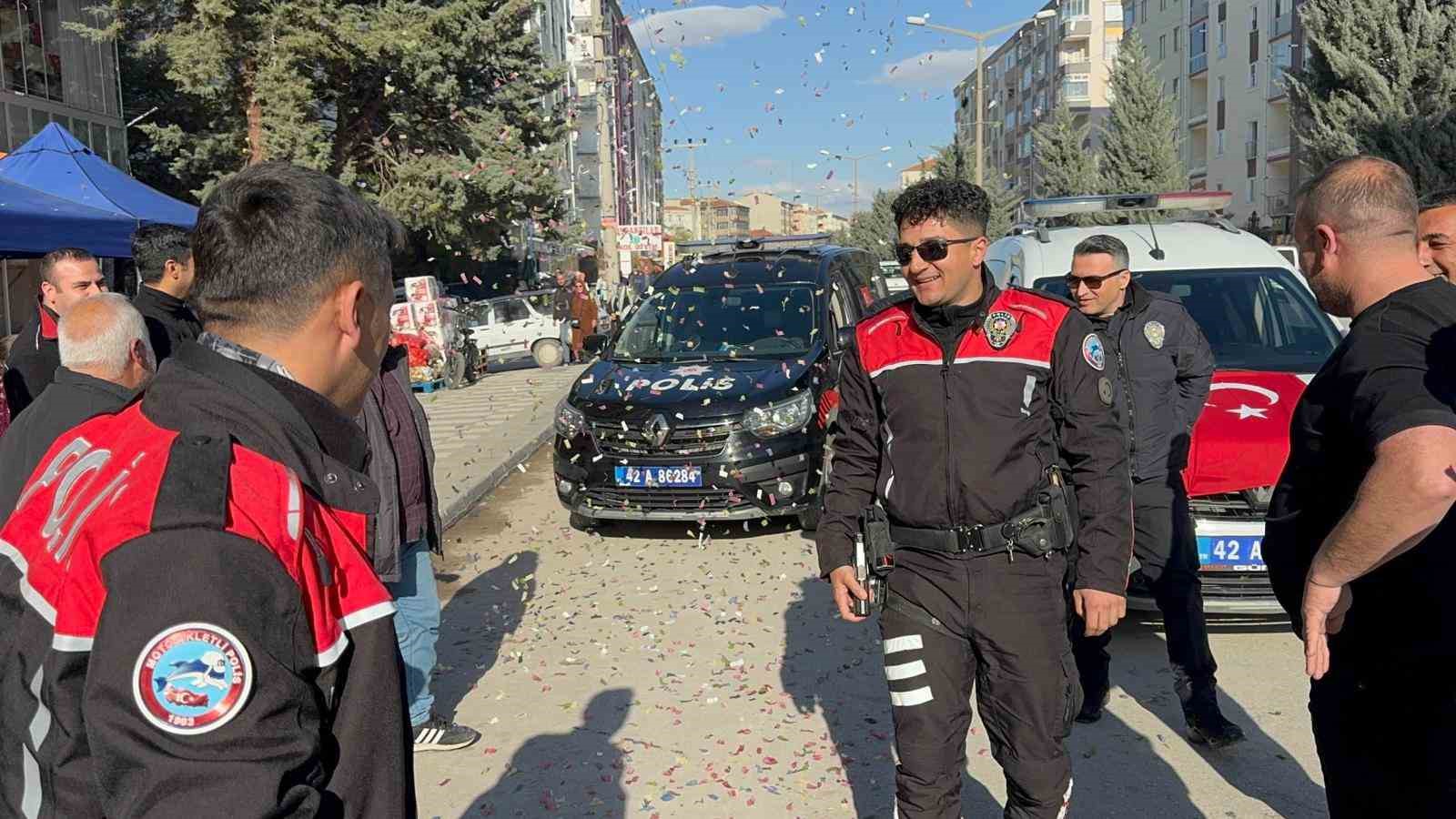 Kavga ihbarına giden polisler pasta ve çiçekle karşılandı
