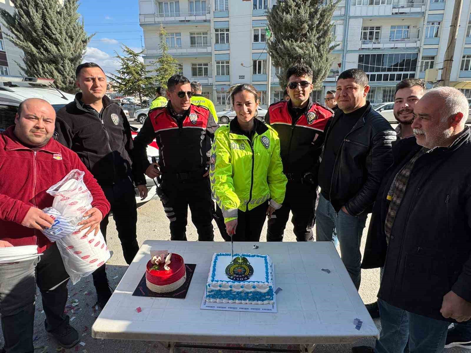 Kavga ihbarına giden polisler pasta ve çiçekle karşılandı
