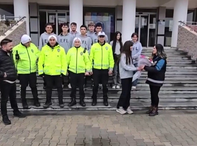 Kavga ihbarına giden polisler pastayla karşılandı
