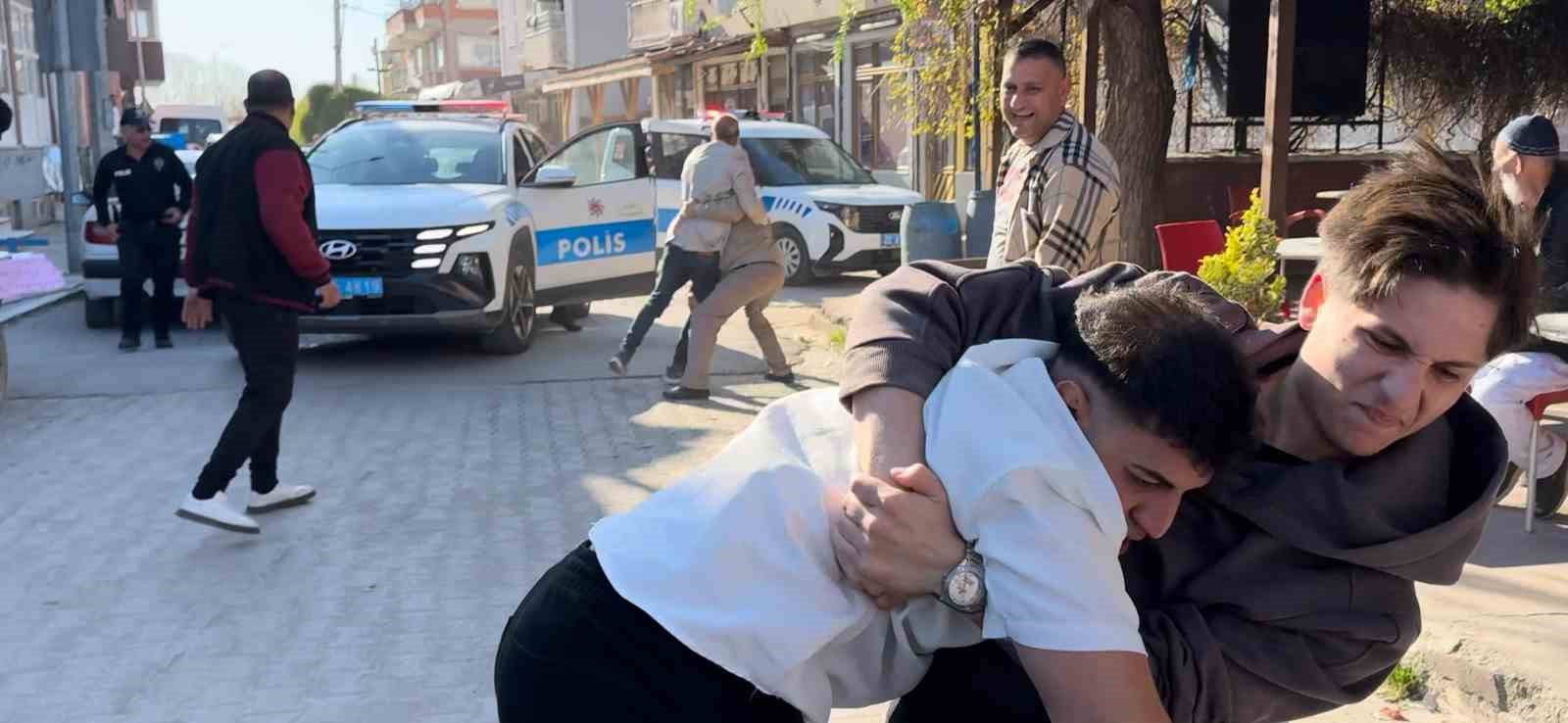 Kavga ihbarına giden polislere sürpriz karşılama
