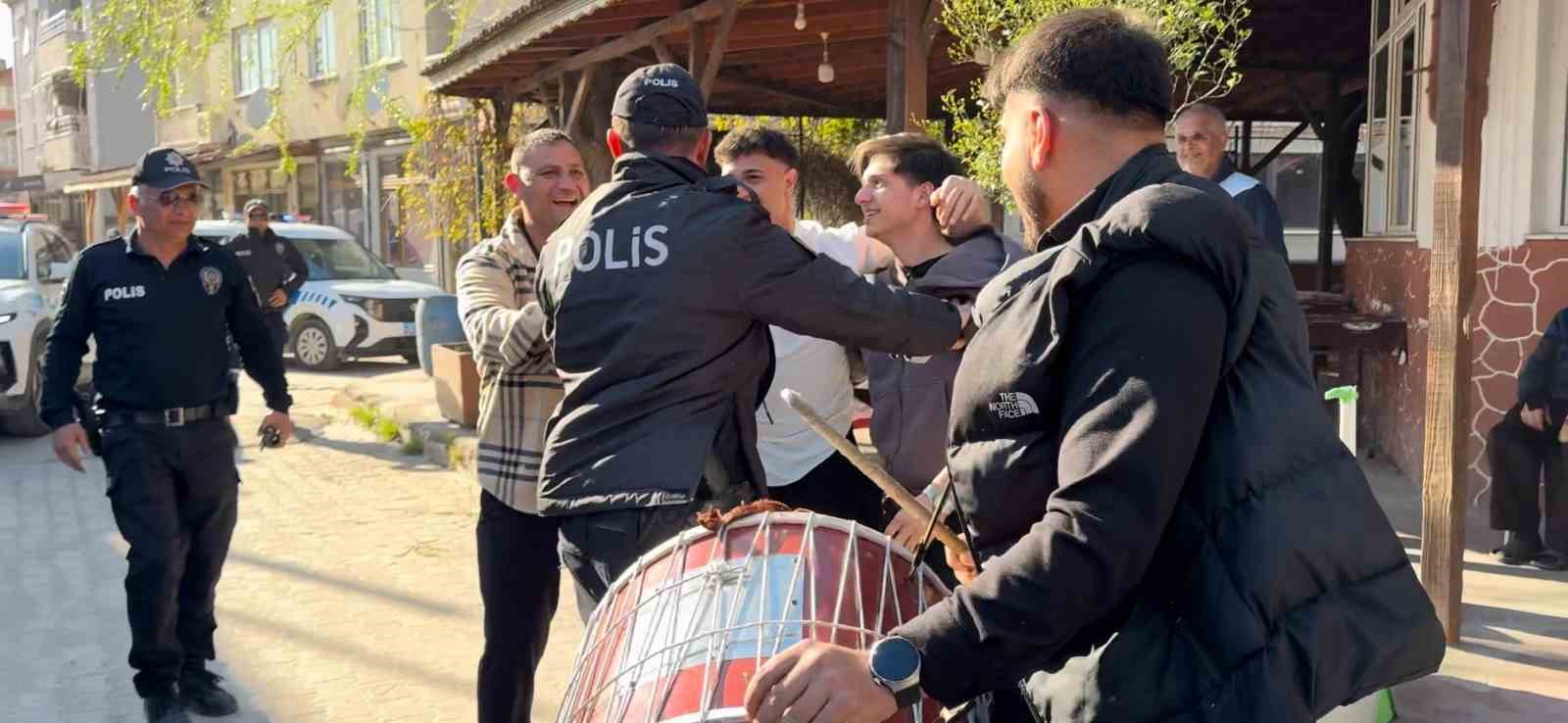 Kavga ihbarına giden polislere sürpriz karşılama
