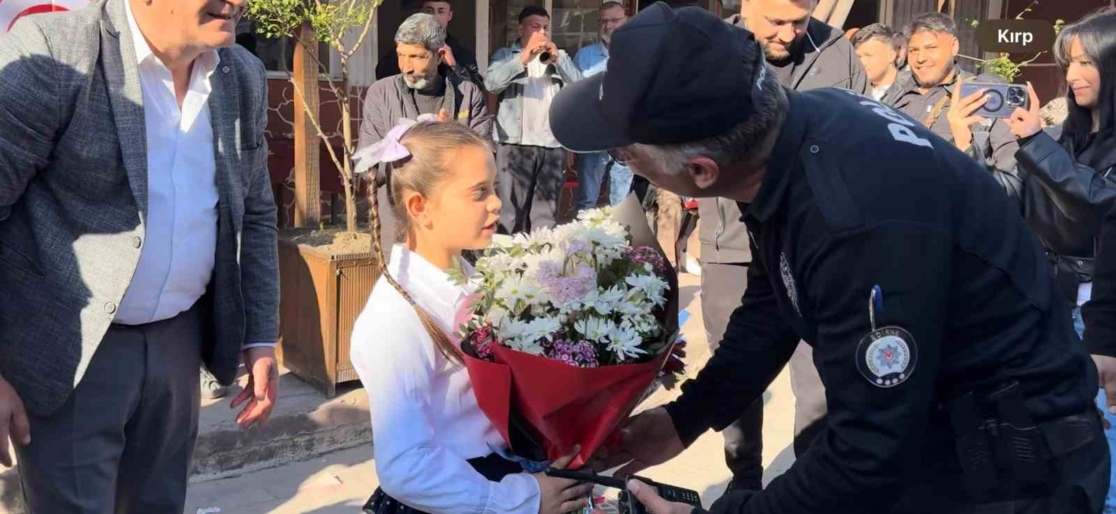 Kavga ihbarına giden polislere sürpriz karşılama
