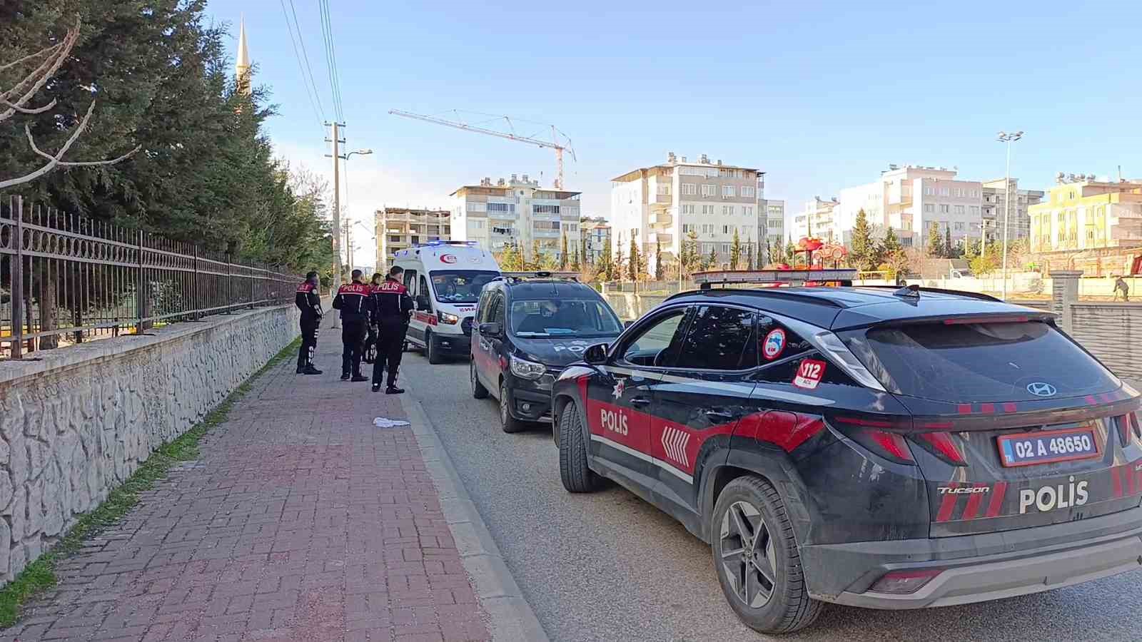 Kavga sırasında bacağına demir çubuk batan genç yaralandı
