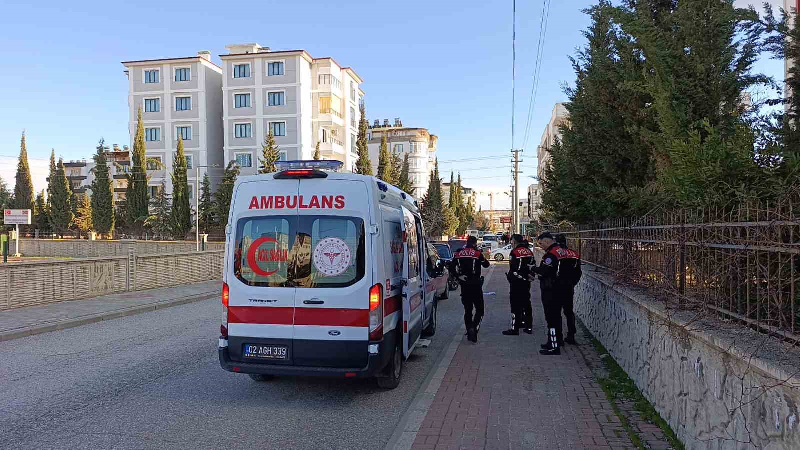 Kavga sırasında bacağına demir çubuk batan genç yaralandı
