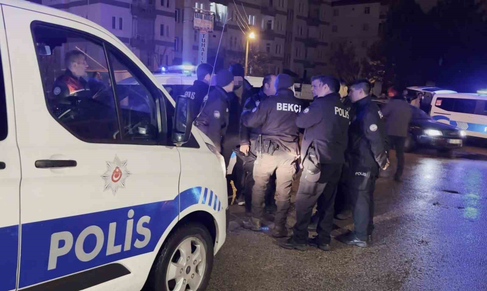 Kavga sonrası gözaltına alınan şahıs "Kapıyı kapatmayın" derken, annesi "Adam öldürmedi, çıkarın benim çocuğumu" dedi
