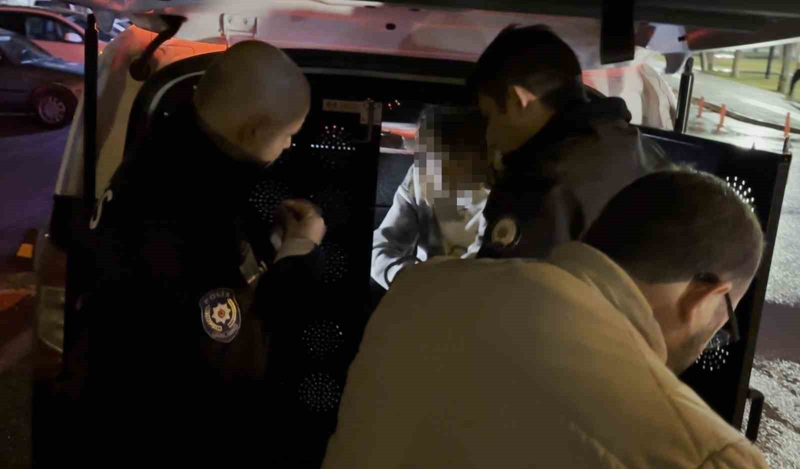 Kavga sonrası gözaltına alınan şahıs "Kapıyı kapatmayın" derken, annesi "Adam öldürmedi, çıkarın benim çocuğumu" dedi
