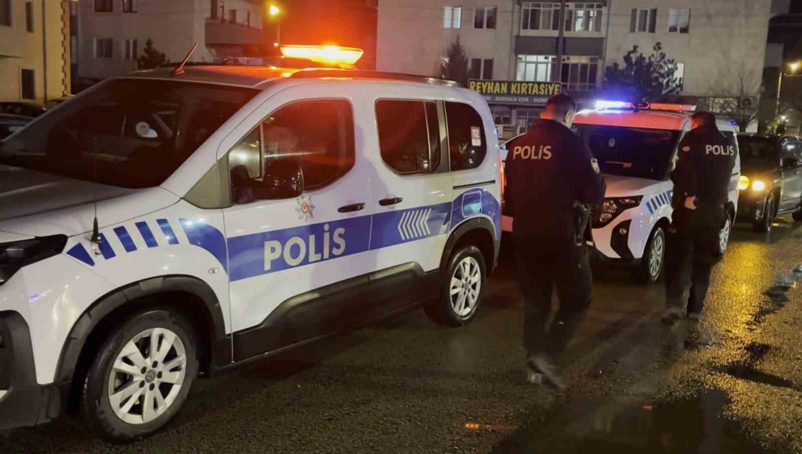 Kavga sonrası gözaltına alınan şahıs "Kapıyı kapatmayın" derken, annesi "Adam öldürmedi, çıkarın benim çocuğumu" dedi
