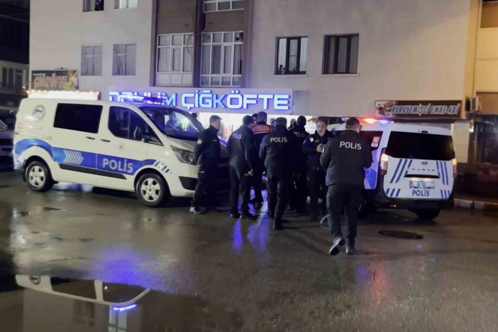 Kavga sonrası gözaltına alınan şahıs "Kapıyı kapatmayın" derken, annesi "Adam öldürmedi, çıkarın benim çocuğumu" dedi
