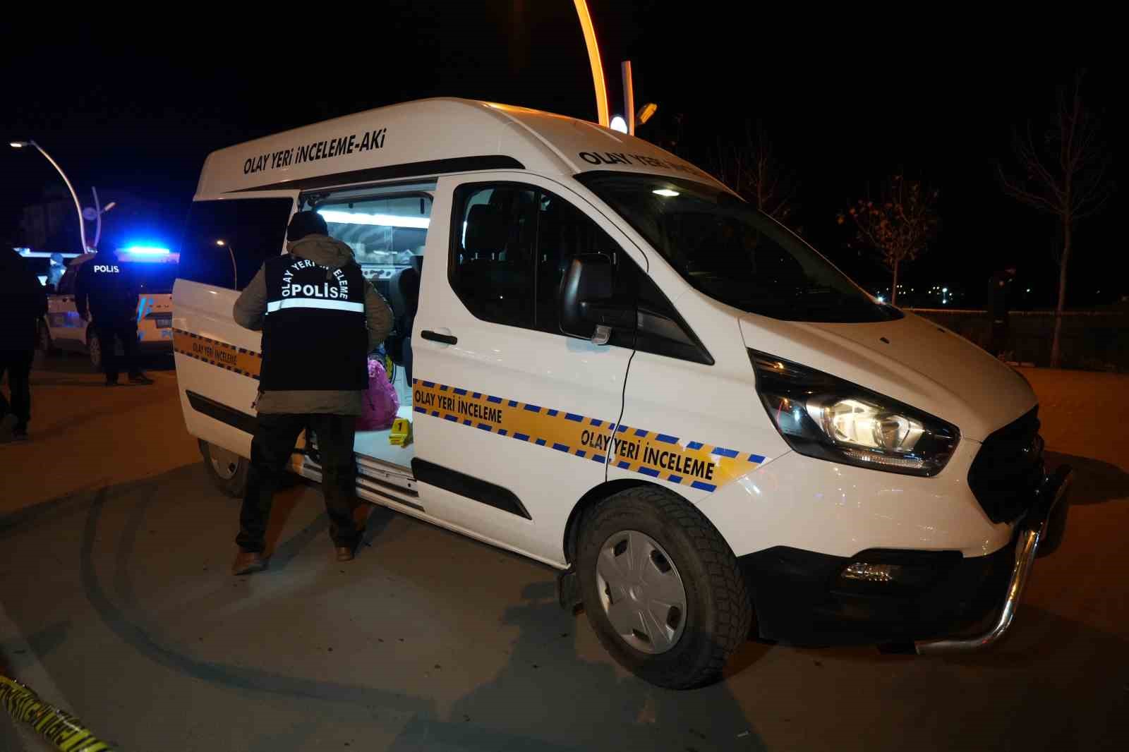 Kavgaya müdahale eden polis memuru bıçakla yaralandı
