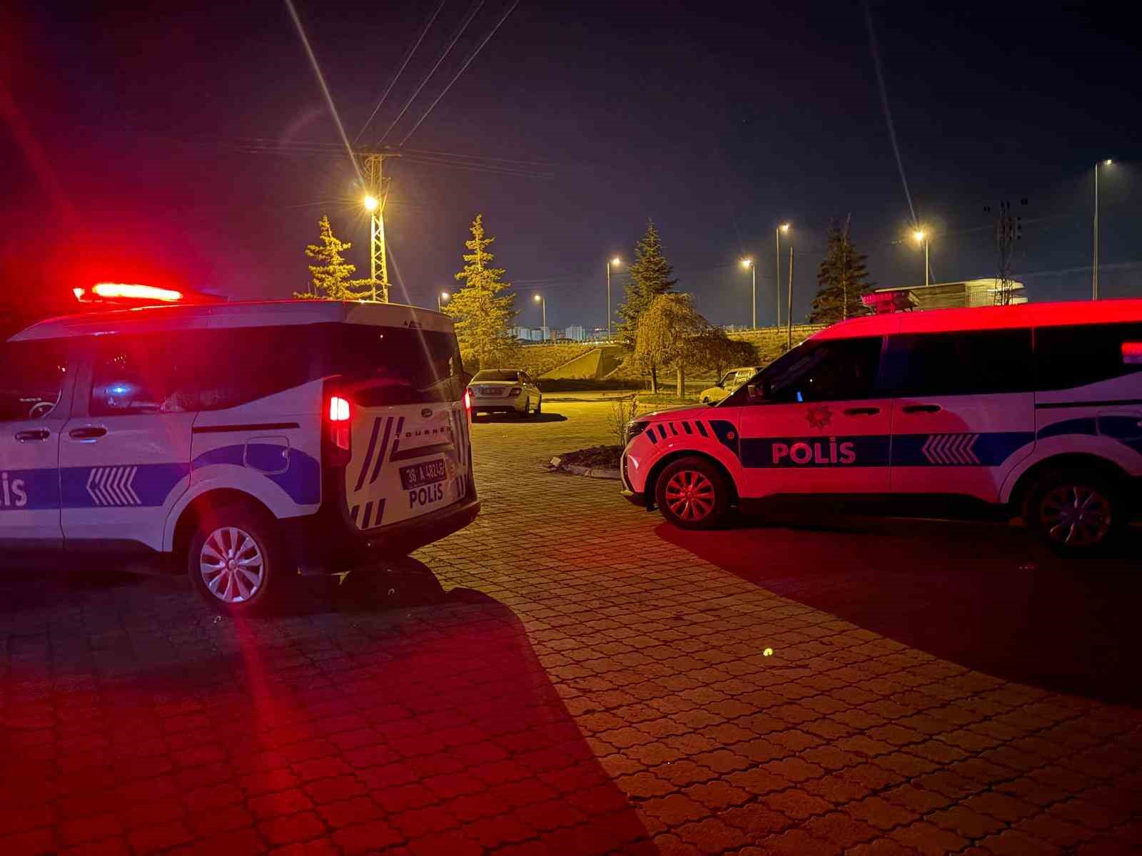 Kavgayı ayırmaya çalışan gece kulübü çalışan bıçaklandı
