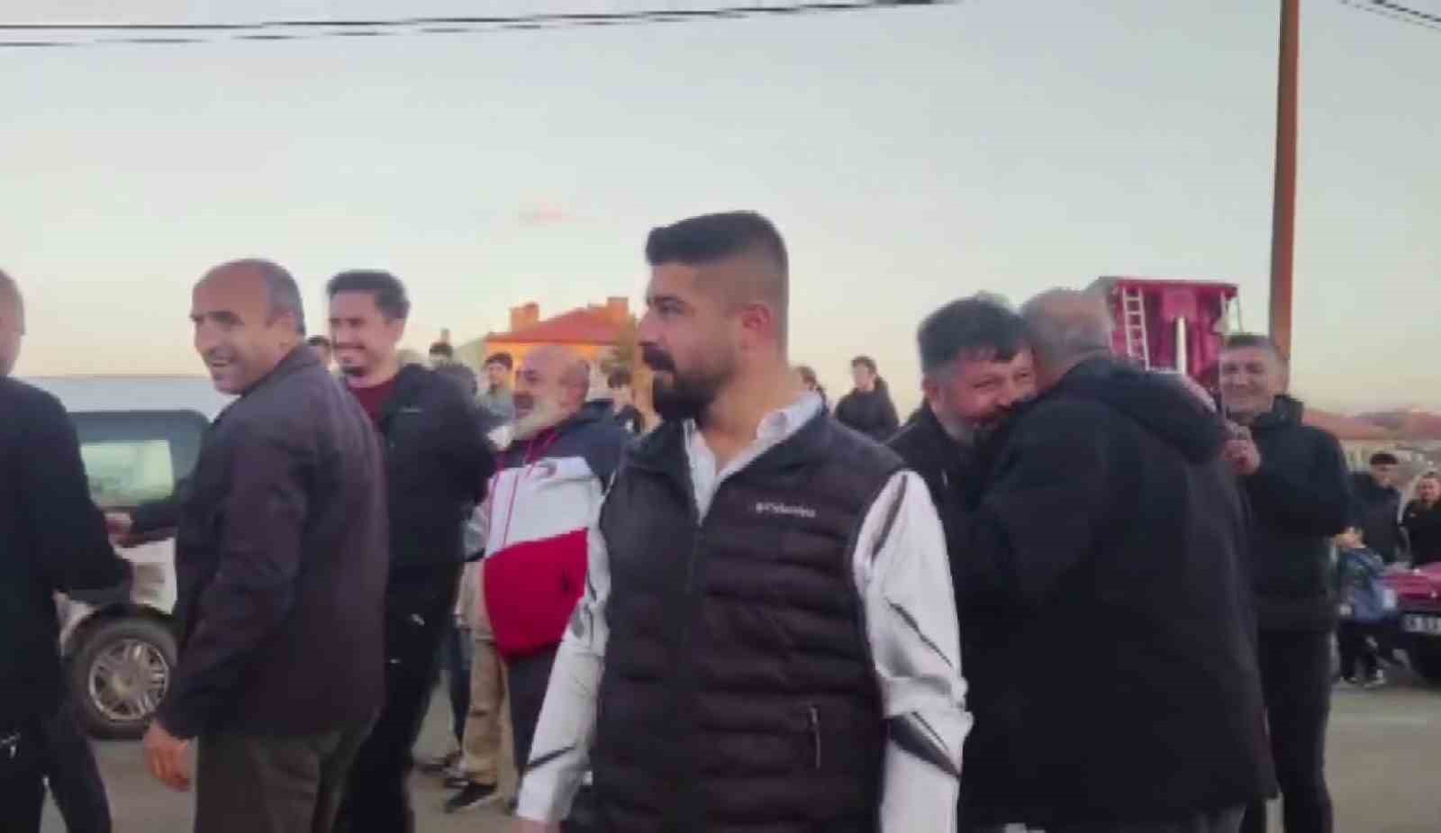 Kavgayı ayırmaya gelen polisleri davul-zurnayla karşıladılar
