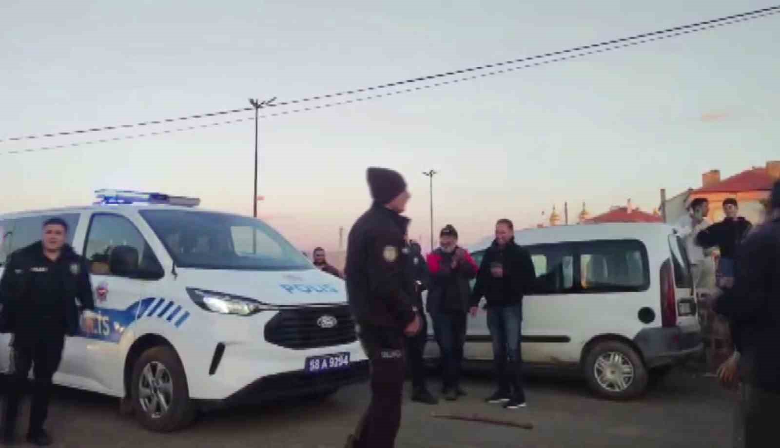 Kavgayı ayırmaya gelen polisleri davul-zurnayla karşıladılar
