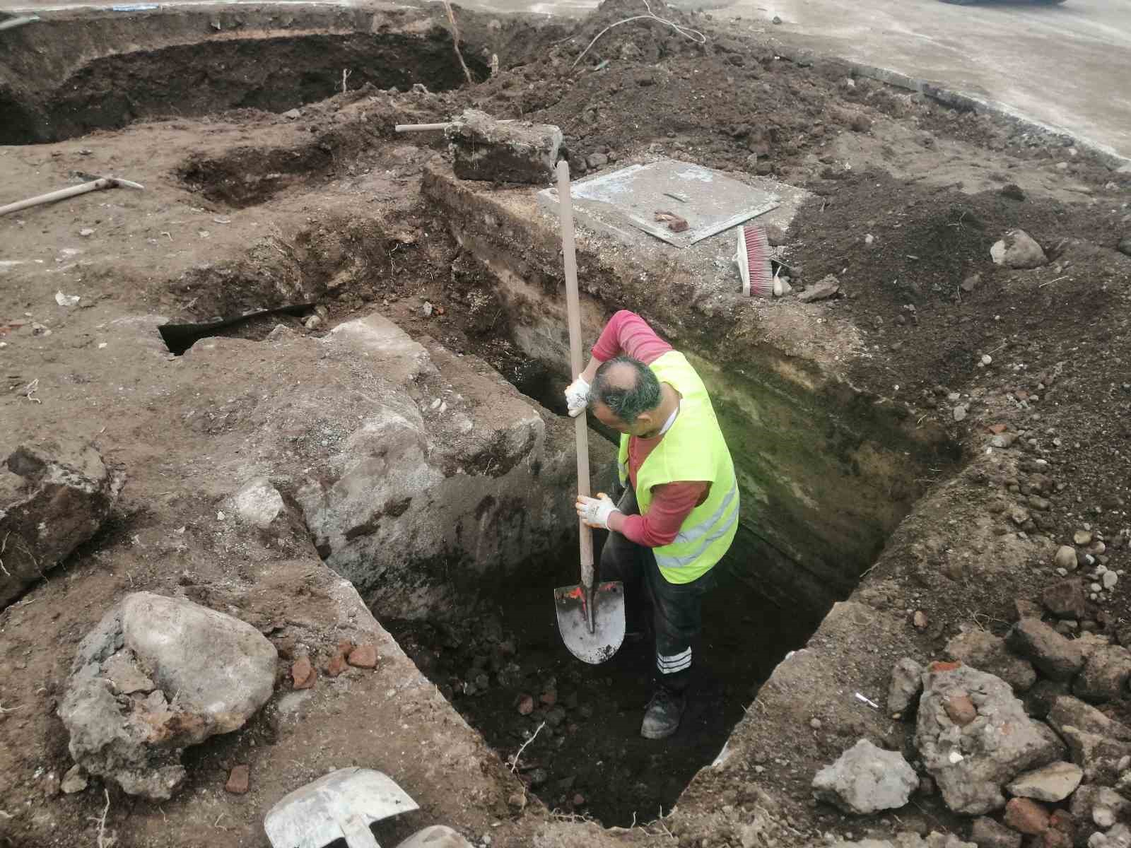 Kavşak ortasında kalan tarihi mezar için ihya çalışması başlatıldı
