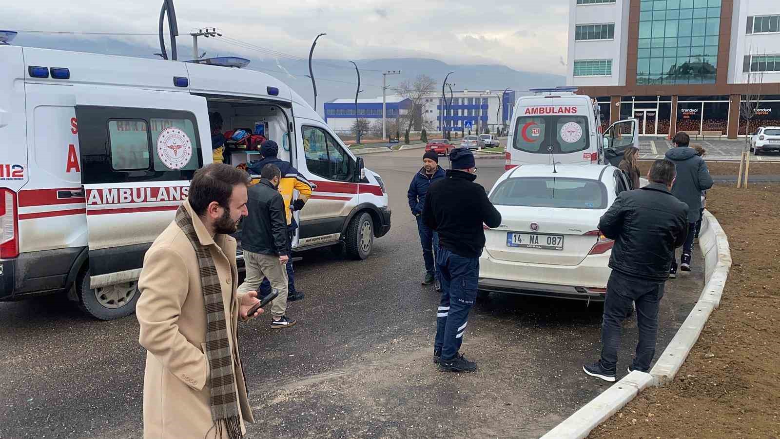 Kavşakta 2 otomobil çarpıştı: 1 yaralı
