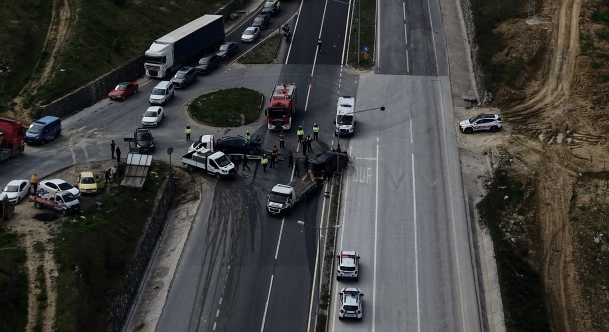 Kavşakta feci kaza: Araçlarda sıkışan sürücüleri itfaiye kurtardı
