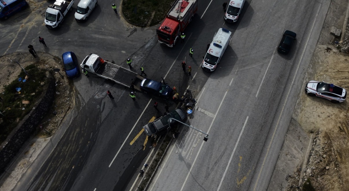 Kavşakta feci kaza: Araçlarda sıkışan sürücüleri itfaiye kurtardı
