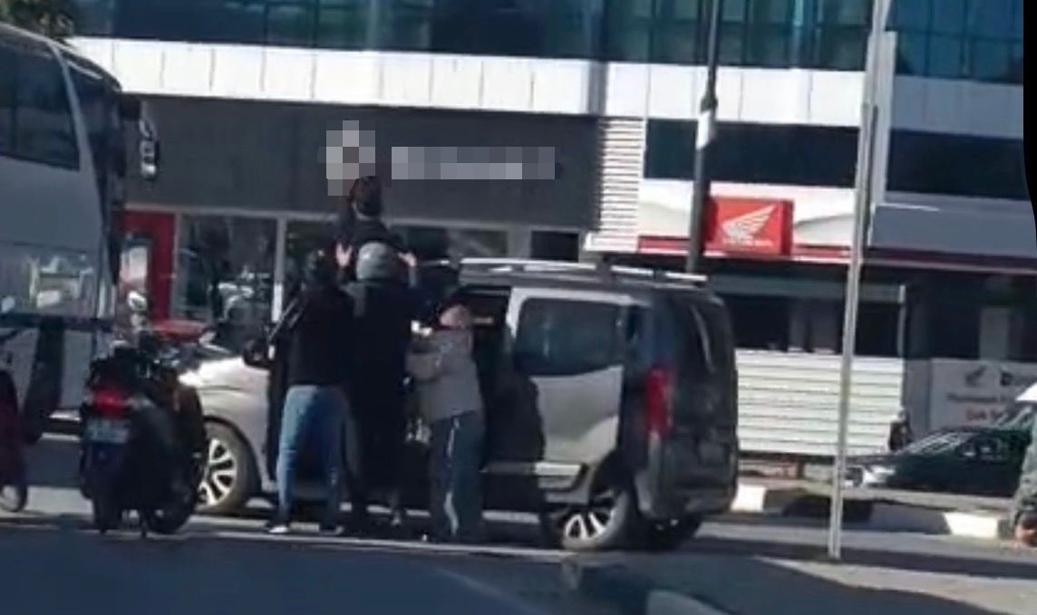 Kavşakta geçiş önceliği tartışması kavgaya dönüştü: Taraflar birbirlerine girdi
