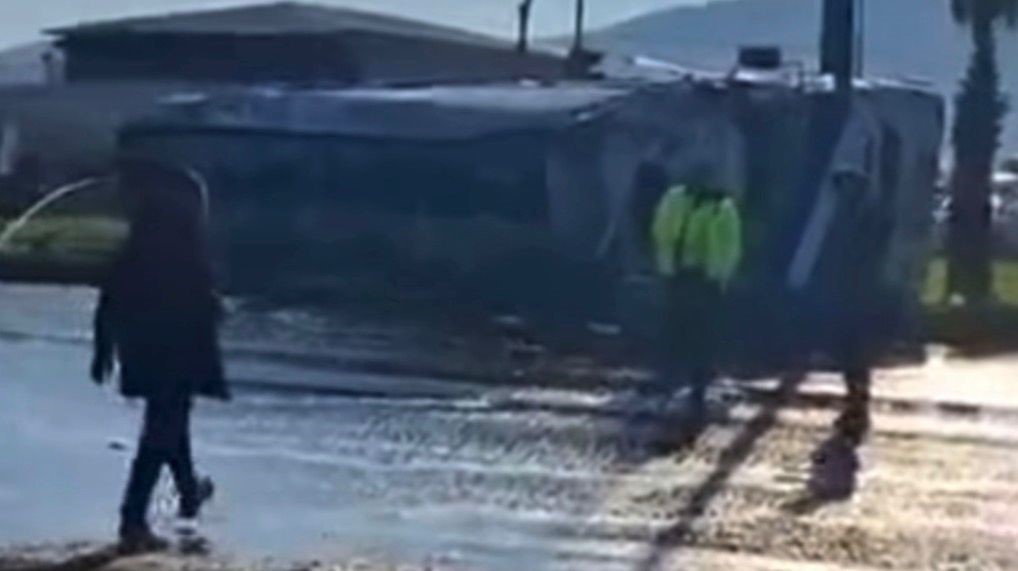 Kavşakta kontrolden çıkan tır devrildi: Faciadan dönülen kaza kamerada
