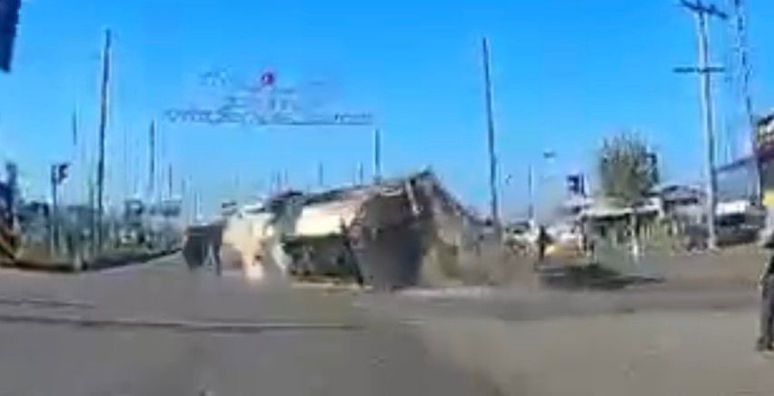 Kavşakta kontrolden çıkan tır devrildi: Faciadan dönülen kaza kamerada
