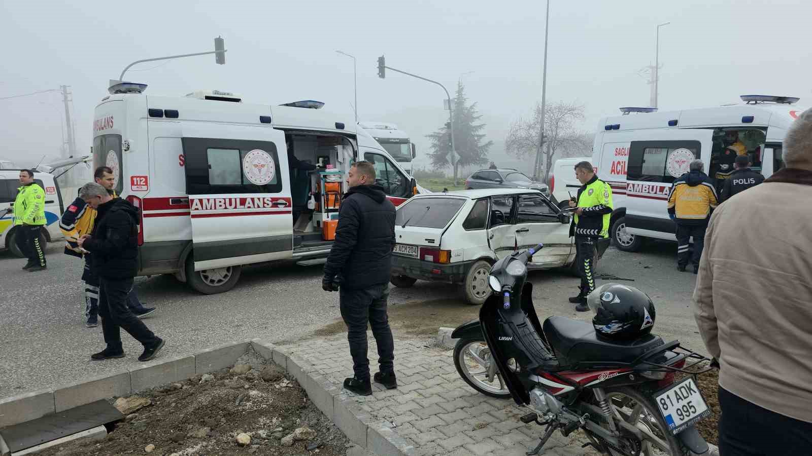 Kavşakta meydana gelen kazada 4 kişi yaralandı
