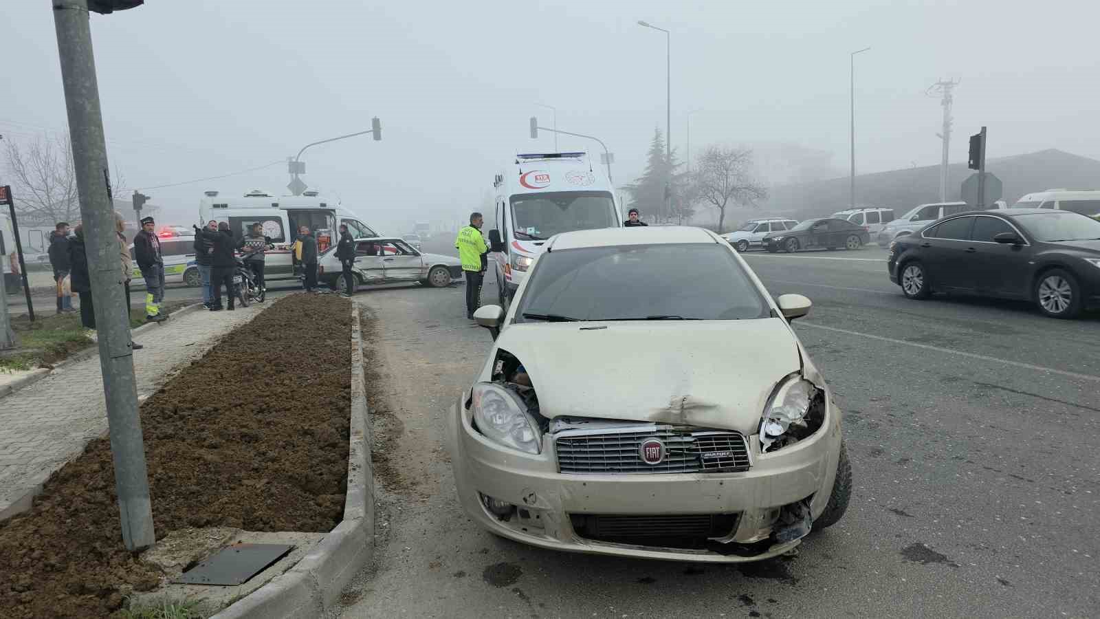 Kavşakta meydana gelen kazada 4 kişi yaralandı
