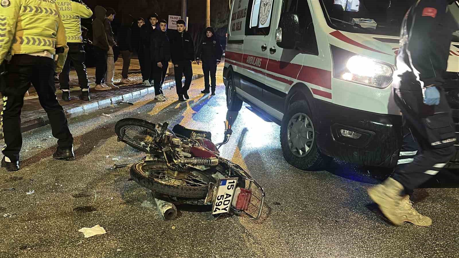 Kavşakta motosiklet ile otomobil çarpıştı: 2 yaralı
