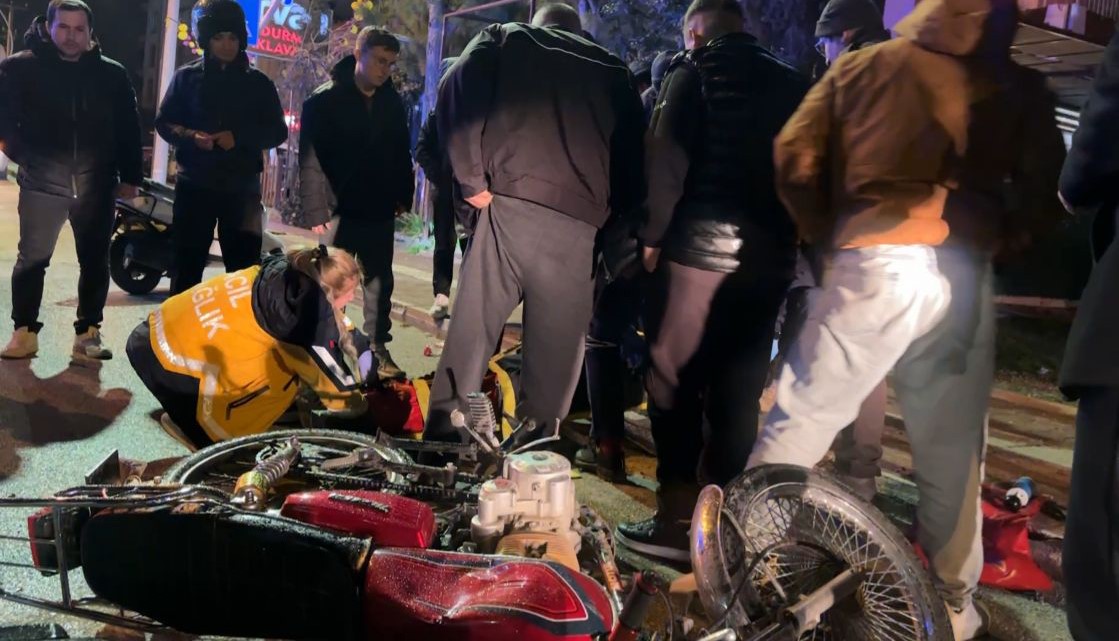 Kavşakta motosiklet ile otomobil çarpıştı: 2 yaralı
