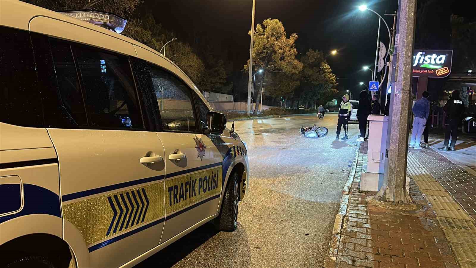 Kavşakta motosiklet ile otomobil çarpıştı: 2 yaralı
