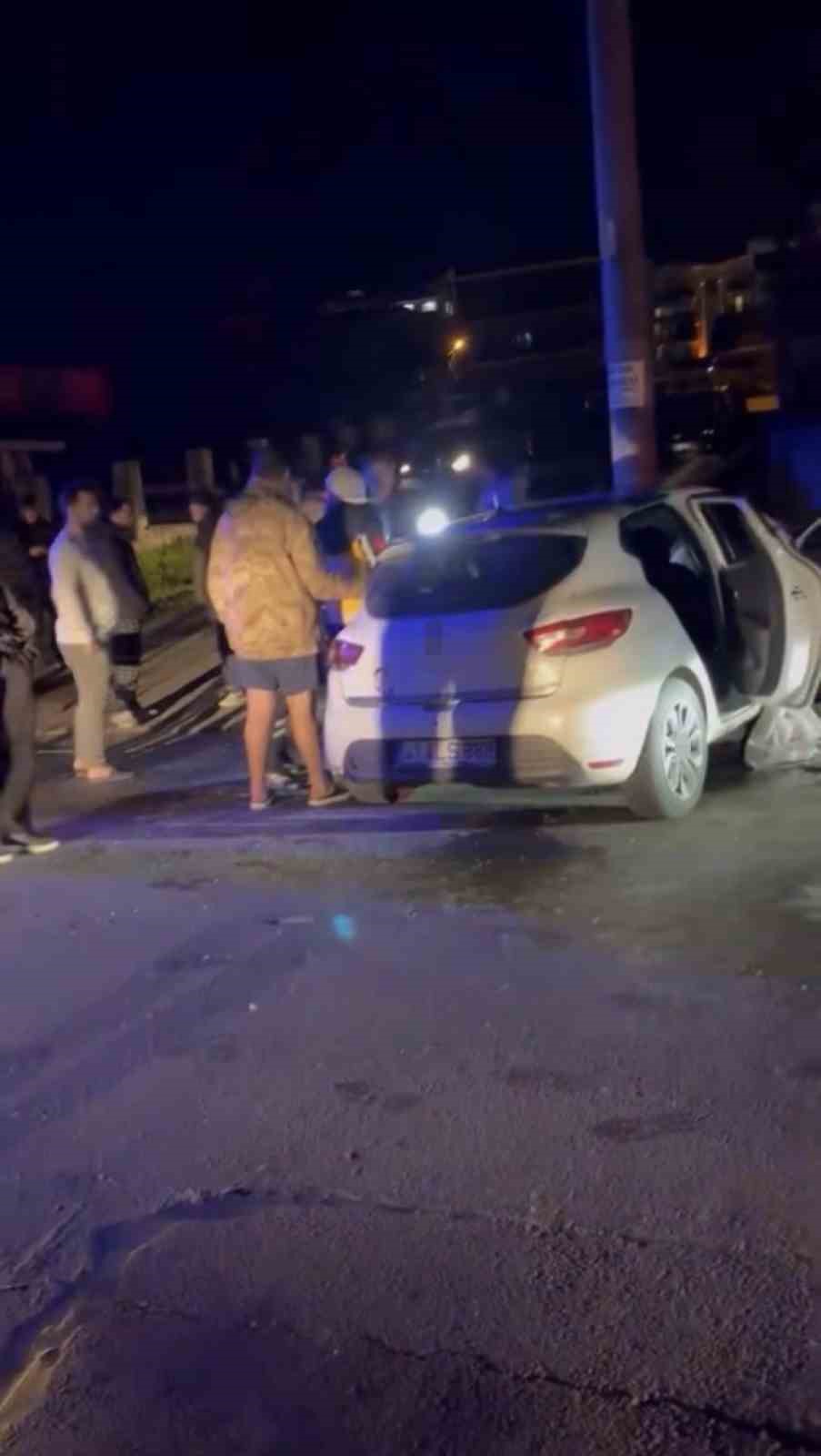 Kavşakta otomobiller çarpıştı: 4 yaralı
