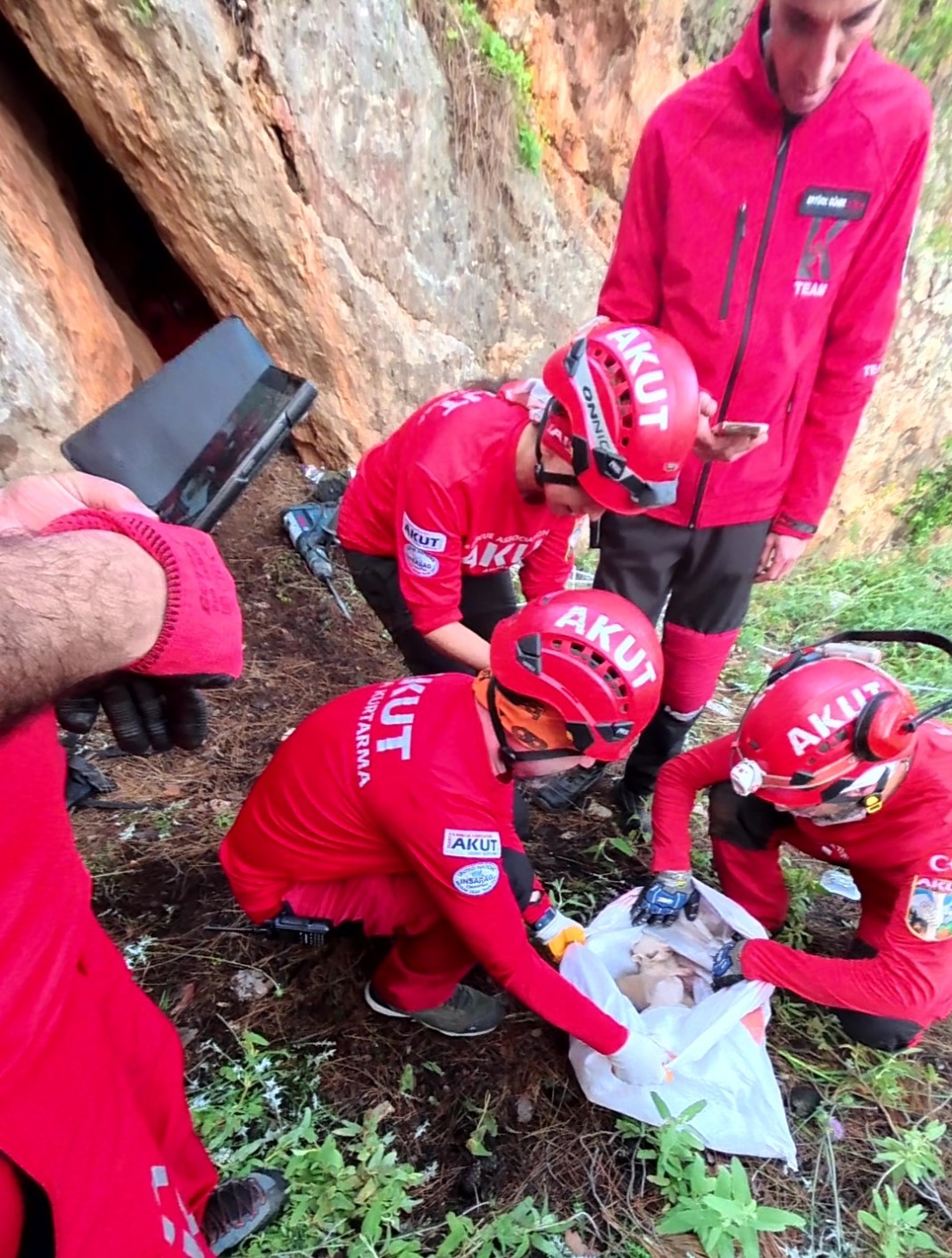 Kaya içerisindeki yarığa düşen 6 yavru köpek için film gibi kurtarma operasyonu
