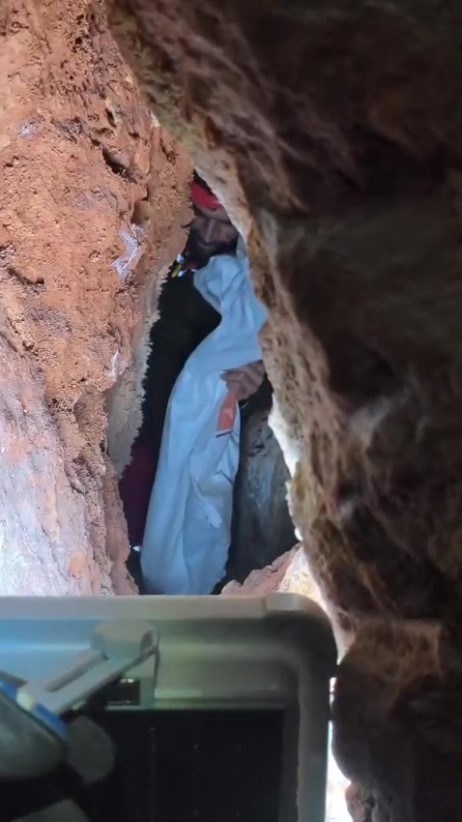 Kaya içerisindeki yarığa düşen 6 yavru köpek için film gibi kurtarma operasyonu
