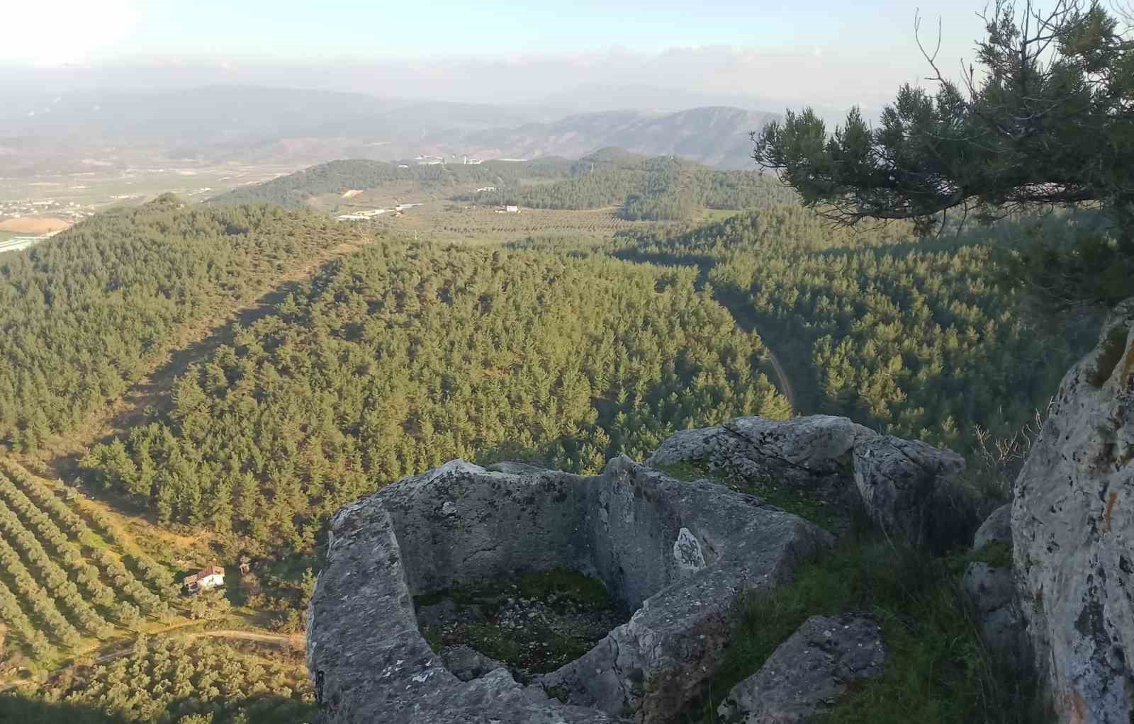 Kaya mezara defineciler tarafından zarar verildi
