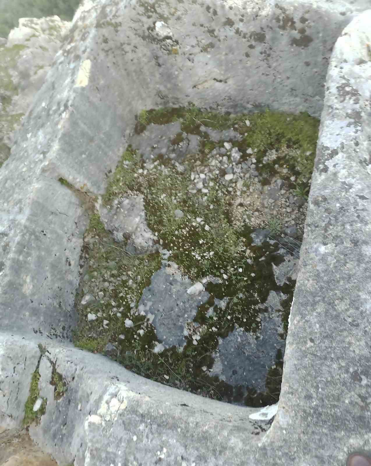 Kaya mezara defineciler tarafından zarar verildi
