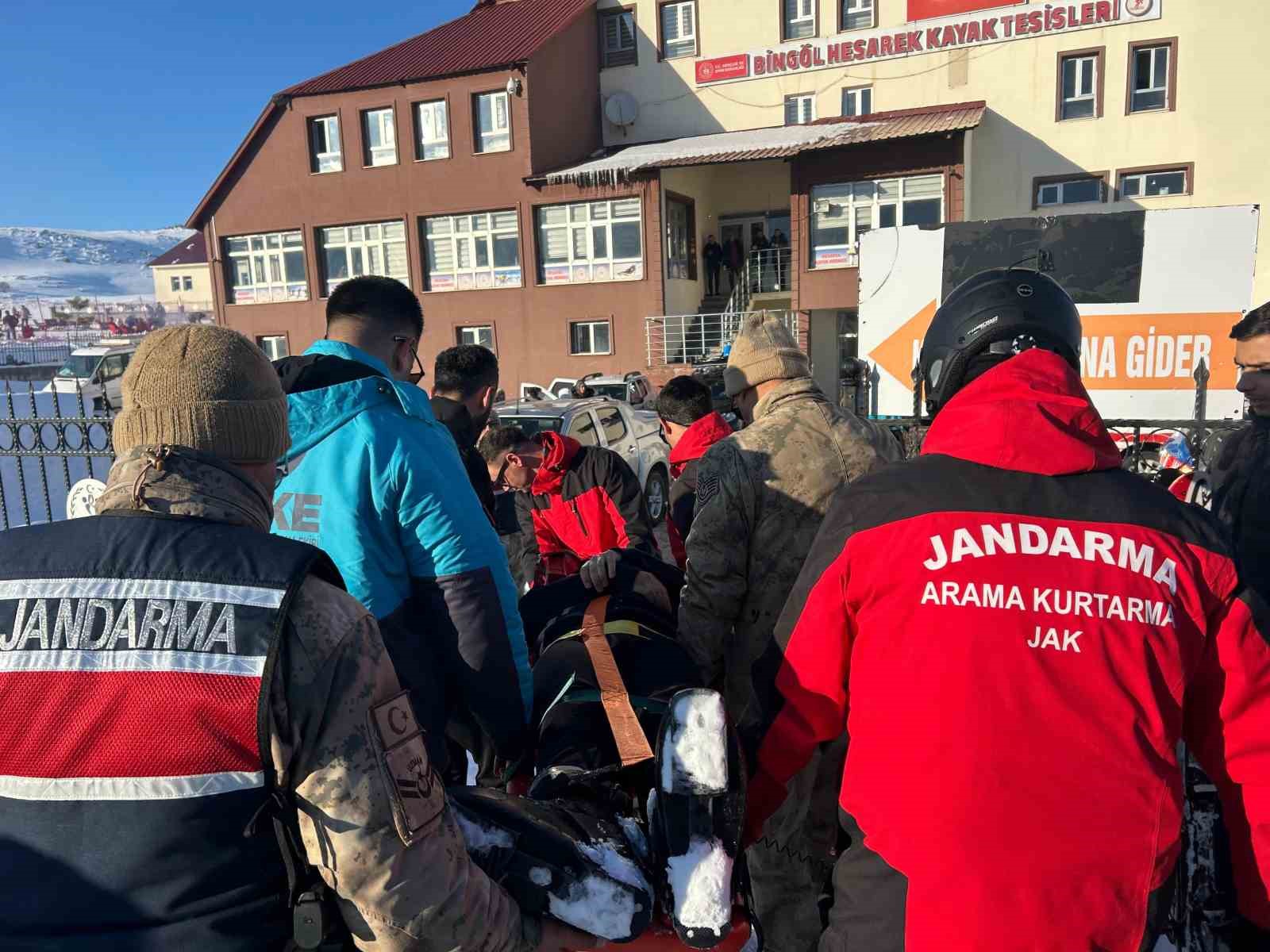 Kayak merkezinde düşerek yaralanan şahsın yardımına JAK ve UMKE yetişti
