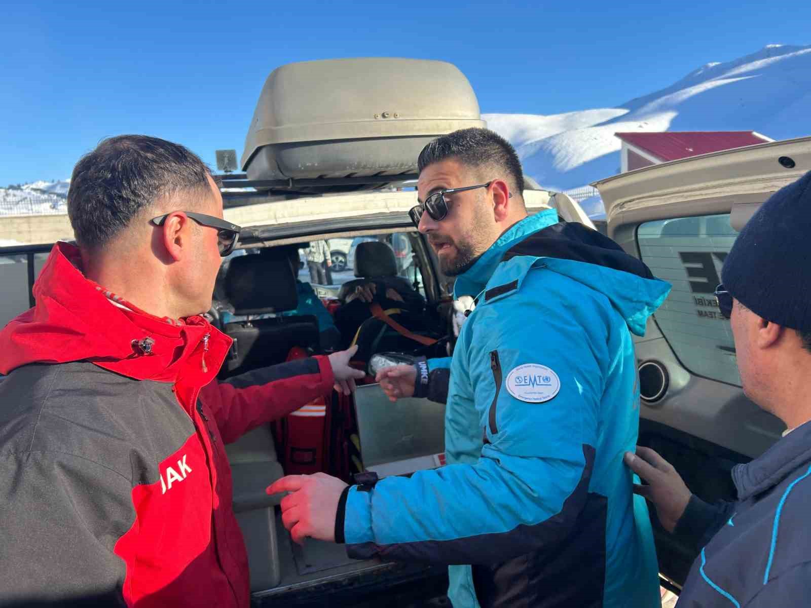 Kayak merkezinde düşerek yaralanan şahsın yardımına JAK ve UMKE yetişti
