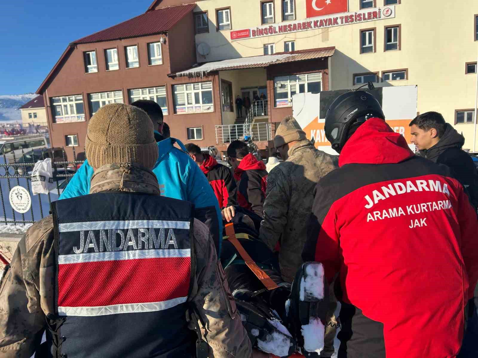 Kayak merkezinde düşerek yaralanan şahsın yardımına JAK ve UMKE yetişti
