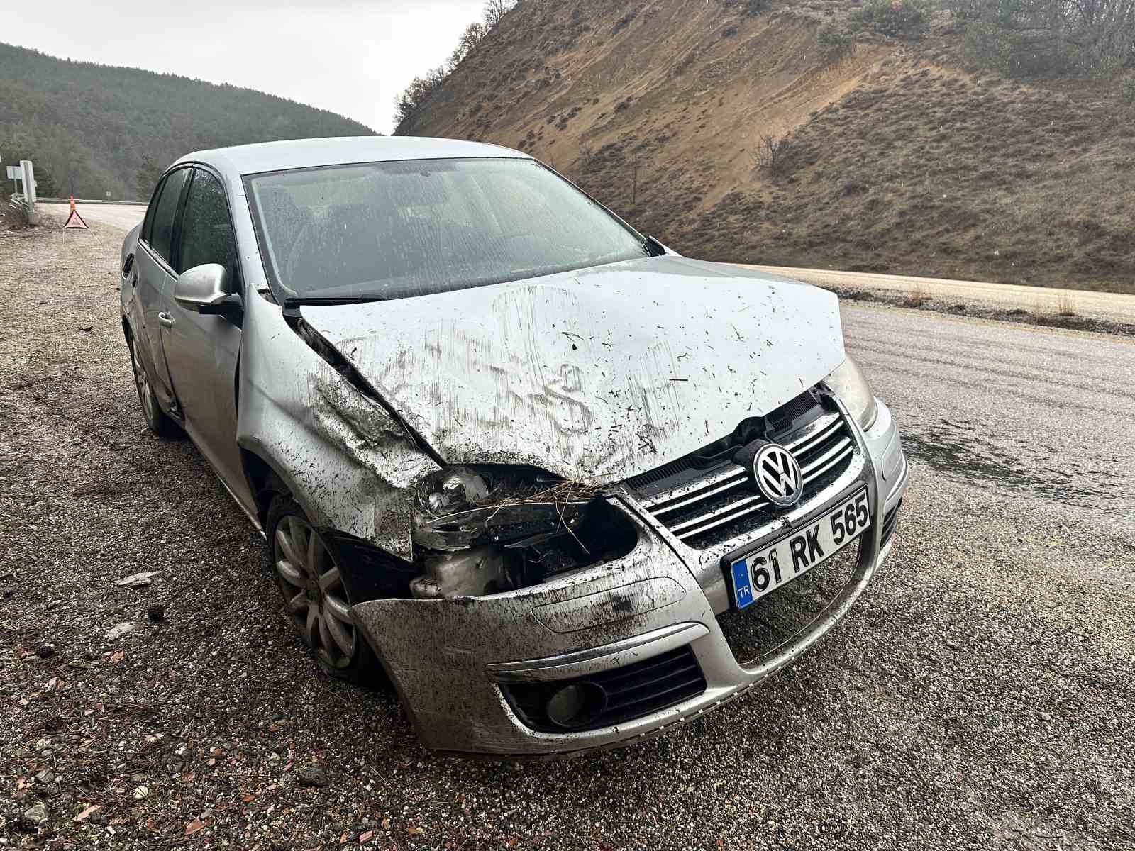 Kayak merkezine gitmek için yola çıkan aile kaza yaptı: 3 yaralı
