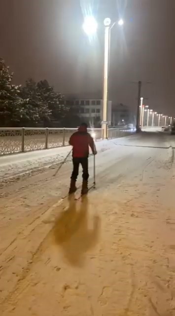 Kayak takımıyla caddede gezdi
