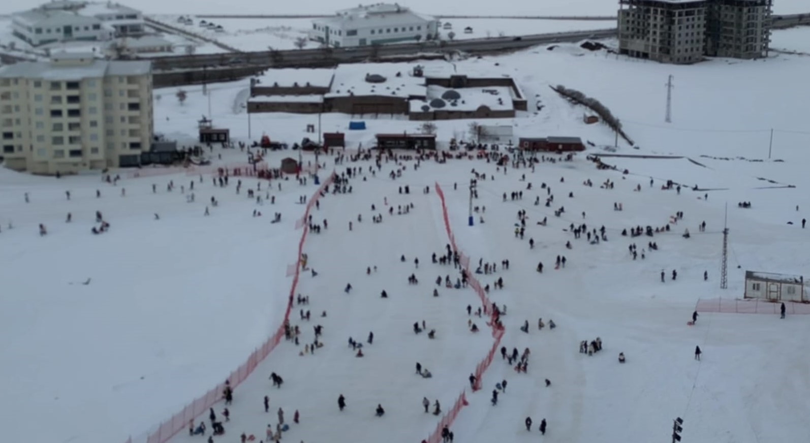 Kayak tesislerindeki yoğunluk havadan görüntülendi
