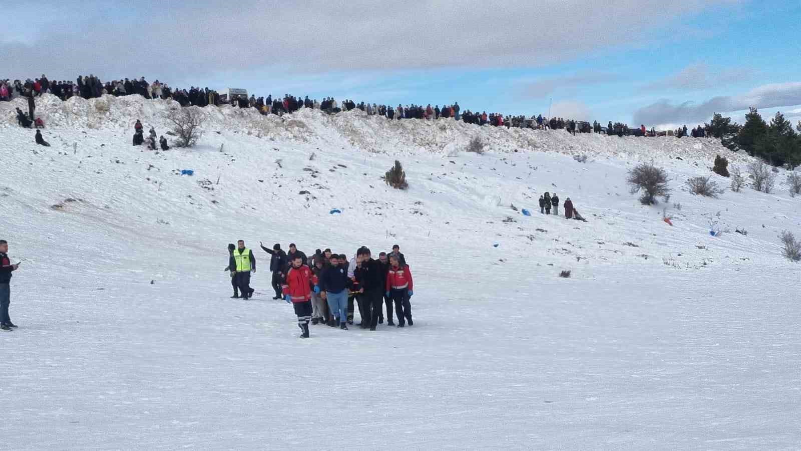 Kayakta düşerek ayağını kıran genç hava ambulansıyla hastaneye kaldırıldı
